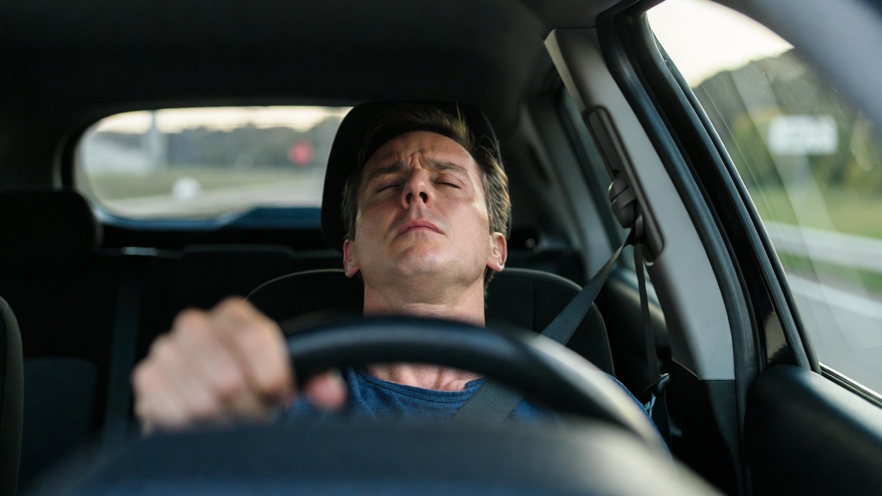 Colpi di Sonno alla Guida: Non Ignorarli, Ecco Cosa Fare